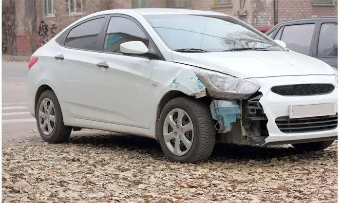 Weiße Limousine mit Motorschaden in Apolda